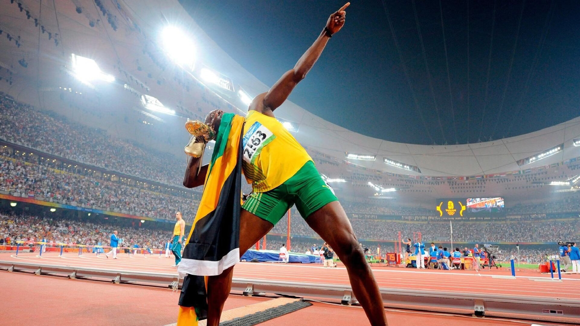 户外拓展“信任背摔”集体测试 增强团队默契